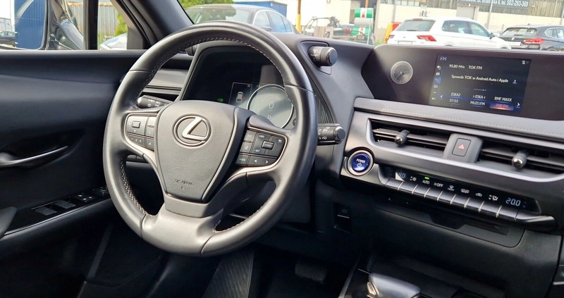 Lexus UX cena 129900 przebieg: 69061, rok produkcji 2021 z Skała małe 436